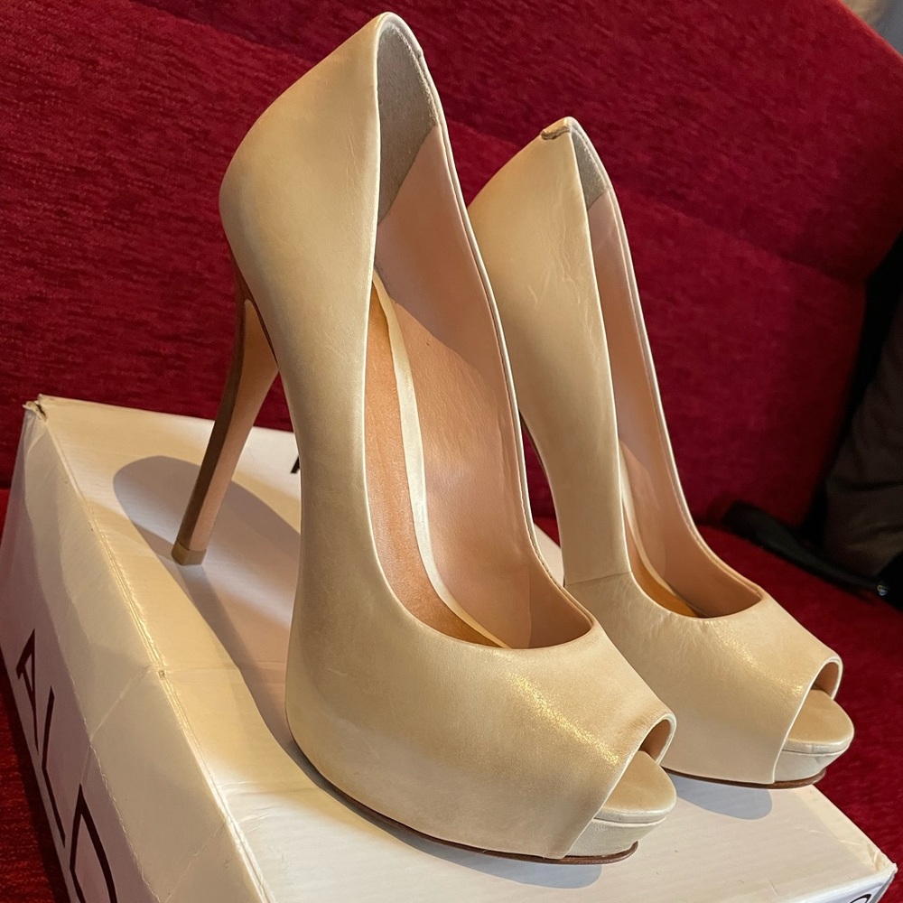 Open peep toe platform pumps with wooden heel